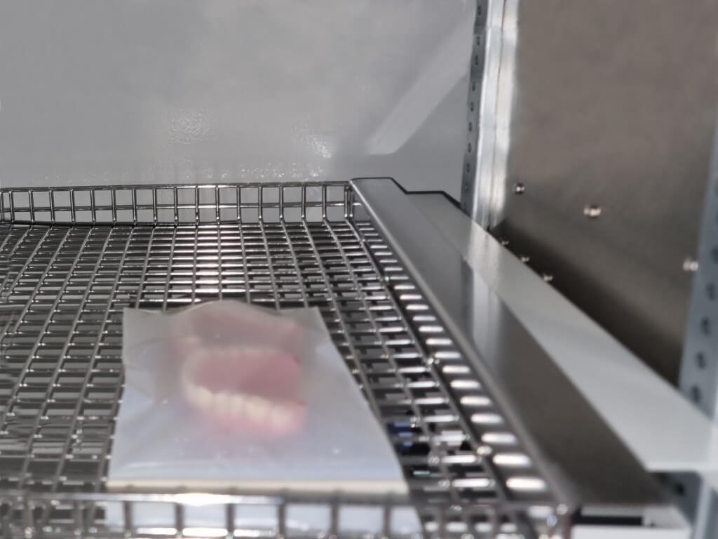 Zobni protezi v UV-C komori za dezinfekcijo – zadnji korak profesionalnega čiščenja pred varnim pakiranjem