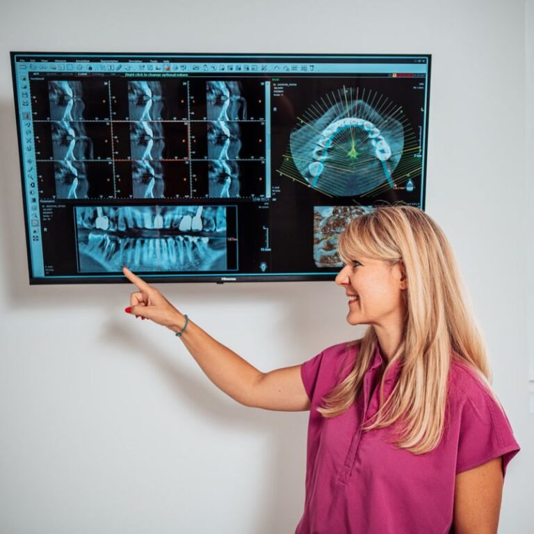 Dr. Ivana Jelić, zobozdravnica, prikazuje rentgenski posnetek zob in čeljusti na digitalnem zaslonu.