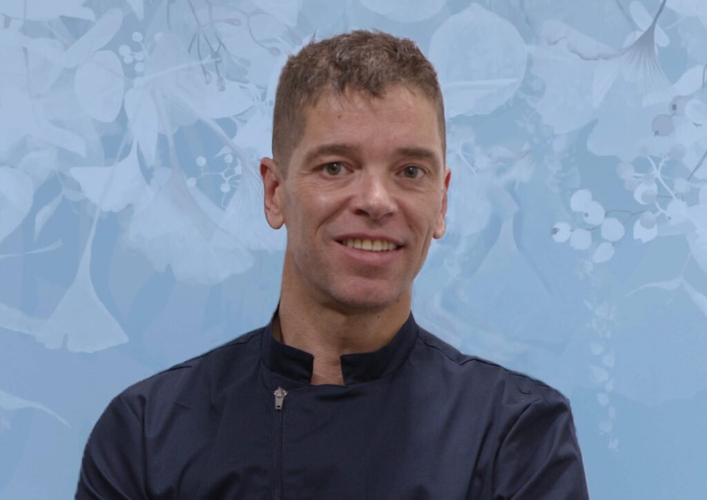 Zobotehnik za profesionalno čiščenje zobnih protez in zobnih opornic.