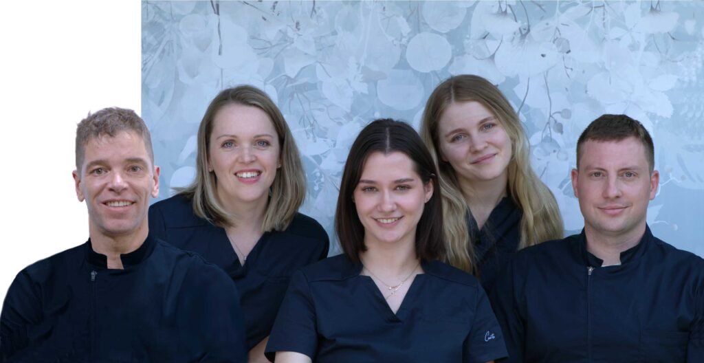 Ekipa zobotehnikov Sebastijan, Ana, Katja, Špela in Kristijan – vsak s svojim znanjem, skupaj kot strokovna modra ekipa